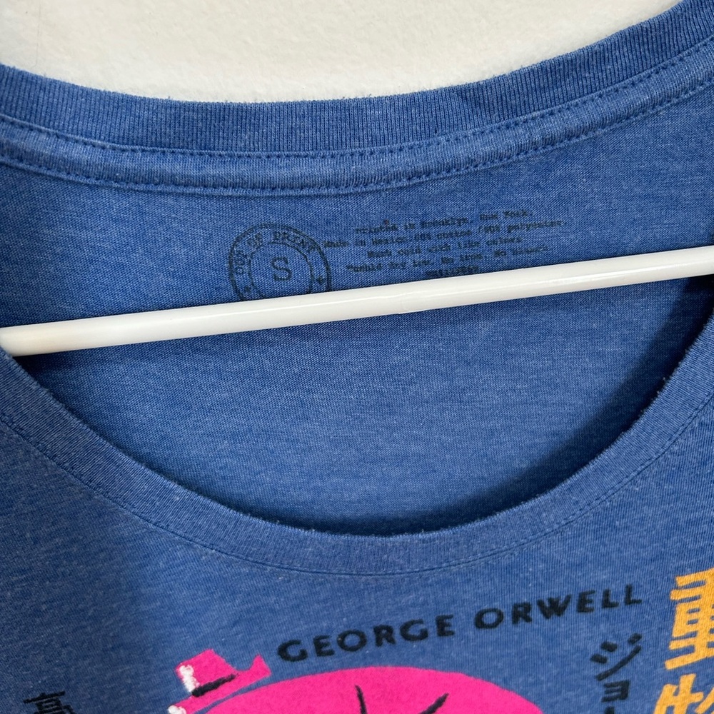 Out of Print Animal Farm Women's Graphic T-Shirt Size Small - Picture 3 of 5